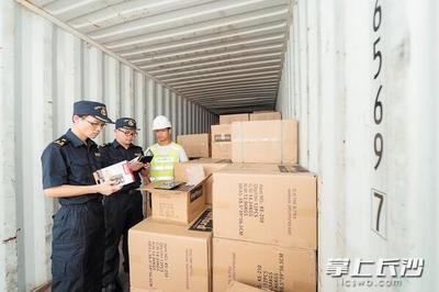 60℃集裝箱內(nèi)海關(guān)查驗員保通關(guān)，技術(shù)進出口的安全守護者